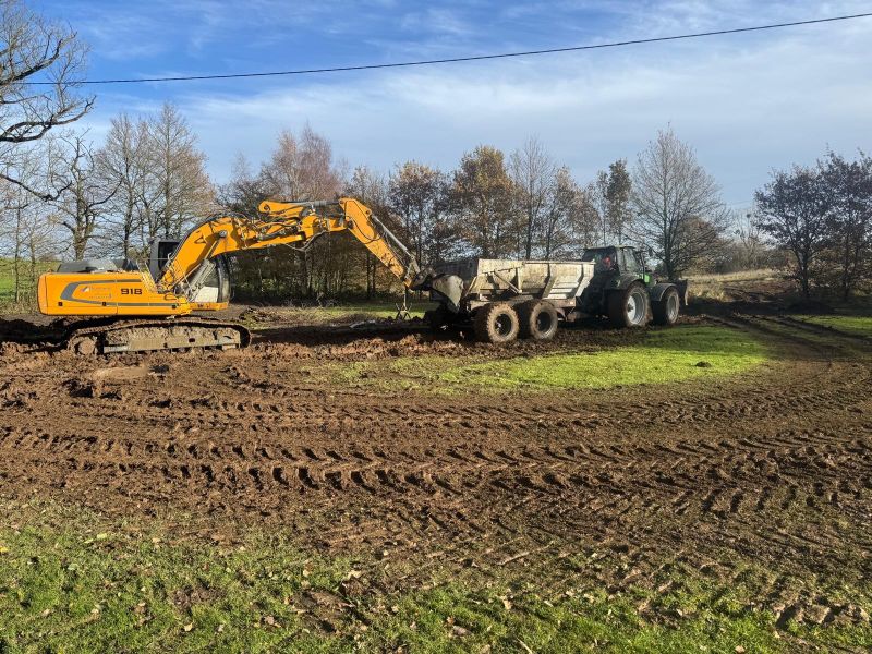 Pic 19 digger pushing dumper out of muddy ground.jpeg